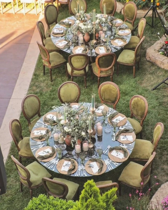 Round banquet tables at the wedding reception Round banquet tables at the wedding reception