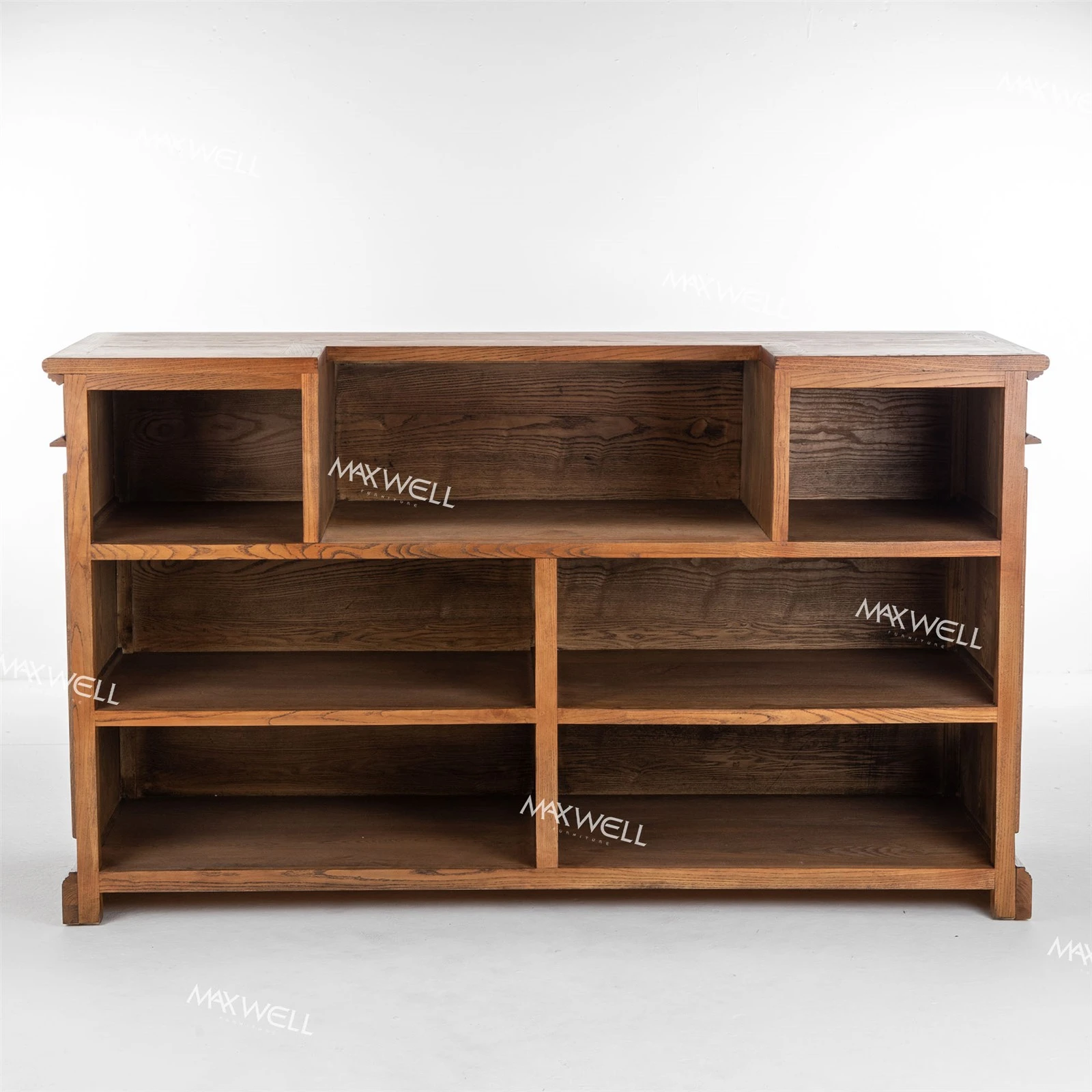 The wooden bar counter has a professional workstation and storage compartments The wooden bar counter has a professional workstation and storage compartments